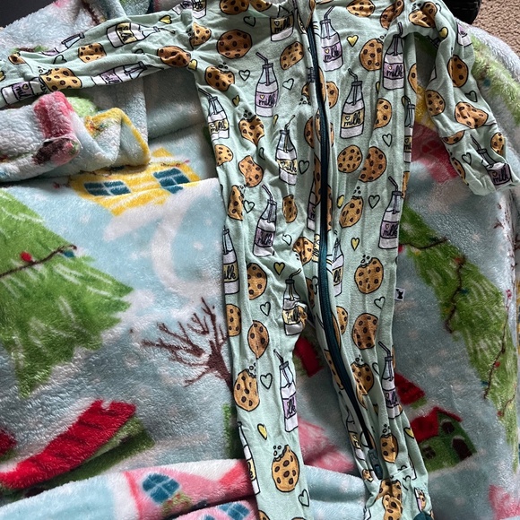 B 8. Kiki and Lulu Bamboo Footie PJ's - Picture 1 of 5